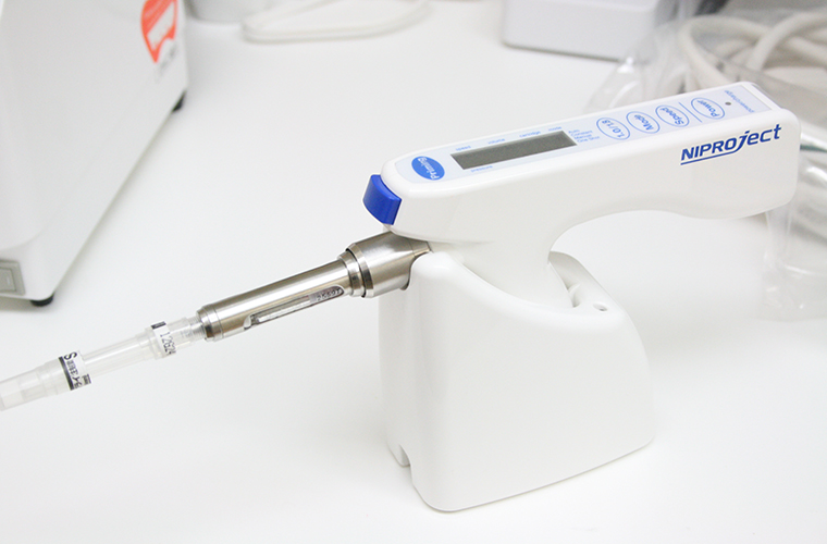 自動麻酔注入器